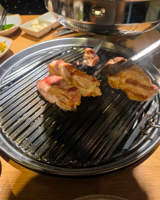 불판 위에서 익어가는 고기
