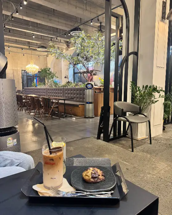 카페 내부의 넓은 공간과 세련된 인테리어