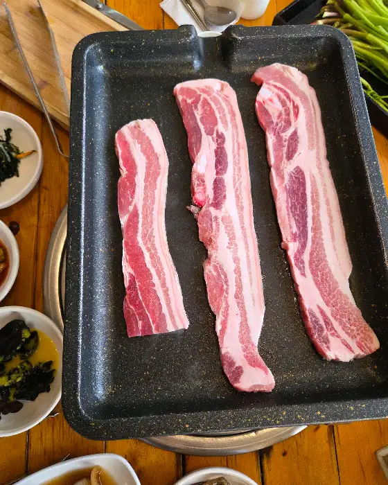 불판에 구워지는 삼겹살