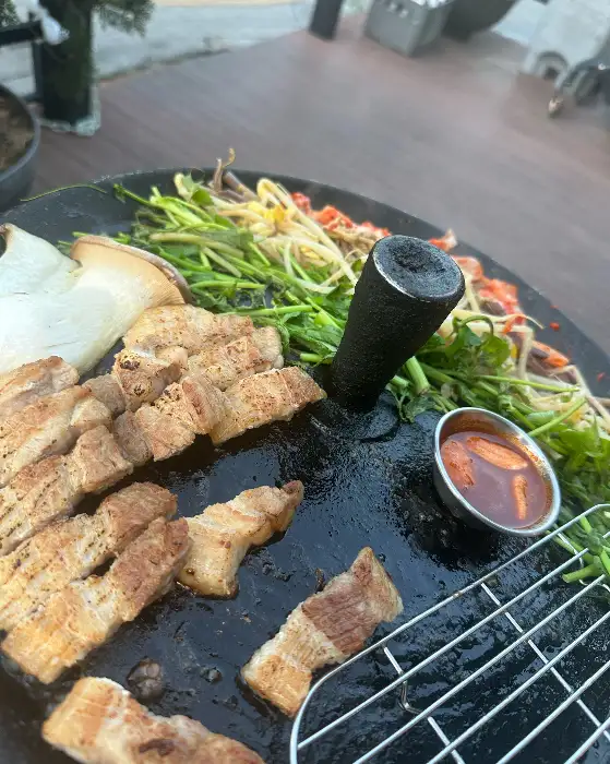 불판 위에서 익어가는 고기