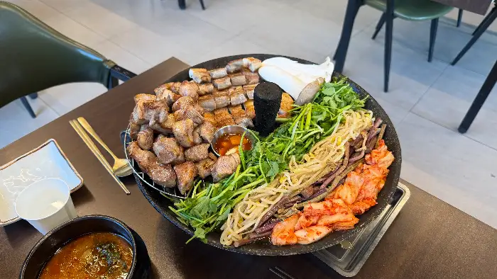 푸짐하게 차려진 고기와 곁들임 메뉴