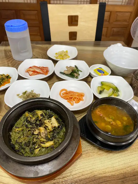 테이블에 차려진 반찬과 밥
