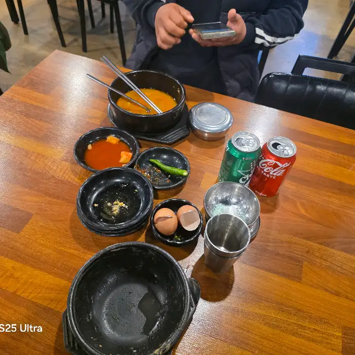 빈 뚝배기와 밥그릇