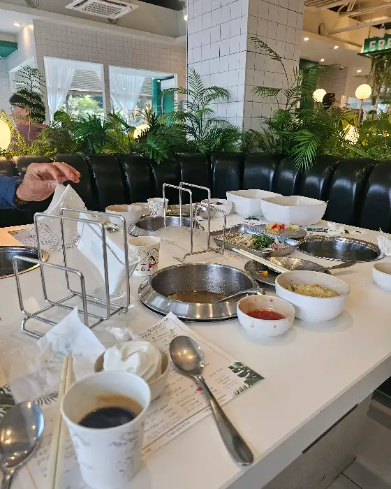 매장 내부 모습, 식물이 많은 편안한 분위기