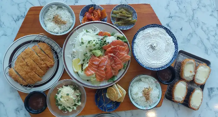 편백찜과 함께 나온 다양한 곁들임 메뉴