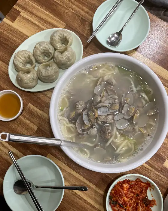 칼국수와 만두, 겉절이까지 완벽한 한상차림