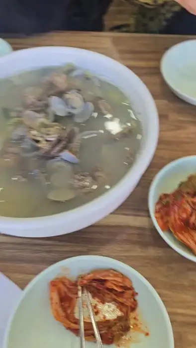 김치를 곁들여 먹는 모습