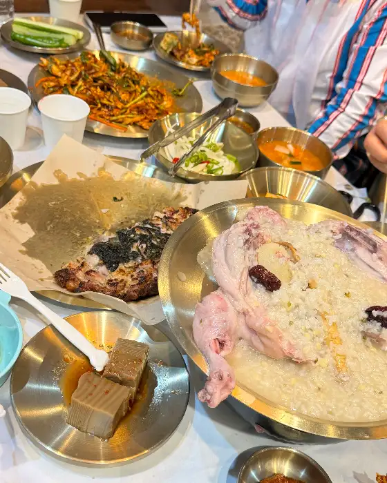 식탁에 차려진 음식들