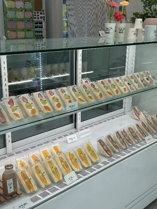 진열장의 다양한 산도 모습, 뒤쪽에는 음료도 보인다