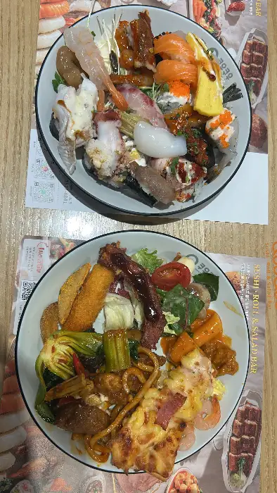 다양한 요리가 담긴 접시