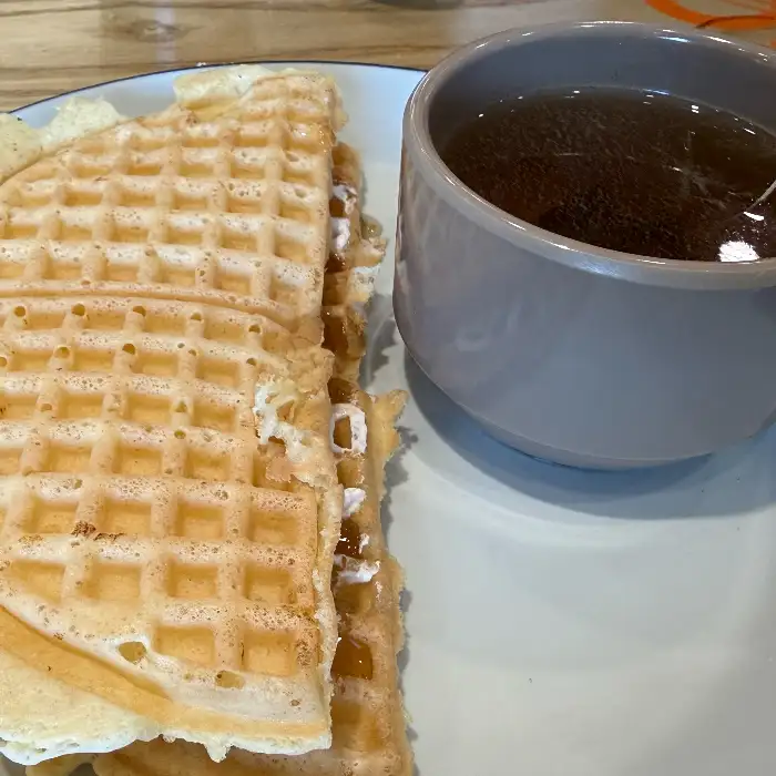 따뜻한 차와 함께 놓인 와플
