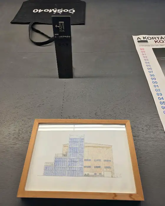 코스모40 로고와 안내문이 있는 테이블