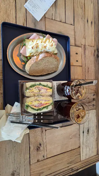 햄 치즈 샌드위치와 콜라