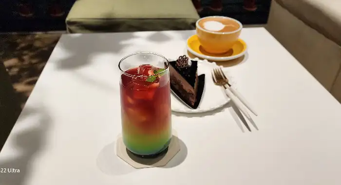 초콜릿 케이크와 음료