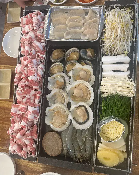 삼합 재료가 불판 위에서 익어가는 모습