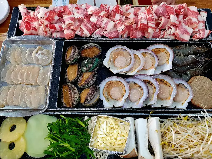 명이나물에 싸 먹는 삼합 모습