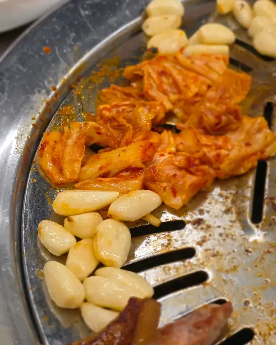 멜젓 소스에 곁들여 먹을 마늘과 김치