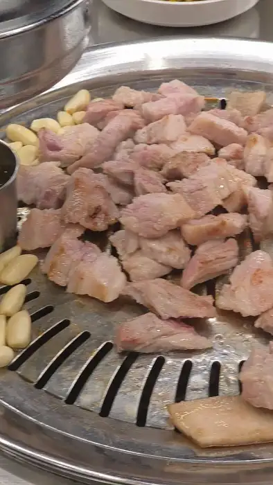 잘 익어가는 삼겹살 조각들