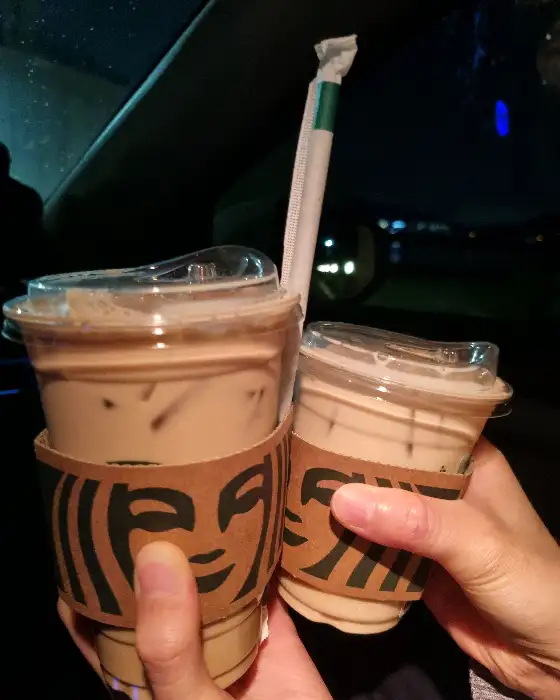 차 안에서 받은 두 잔의 음료
