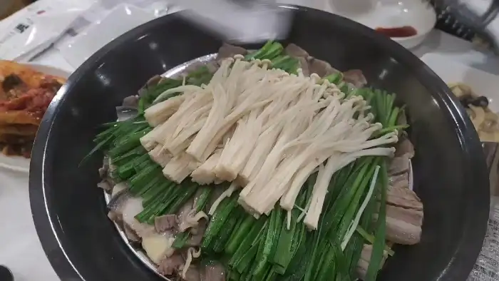 흑염소 갈비전골의 푸짐한 비주얼