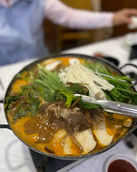 잘 익은 흑염소 갈비전골 한 점