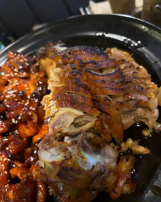 먹음직스럽게 잘 익은 화덕 족발과 함께 나온 보쌈