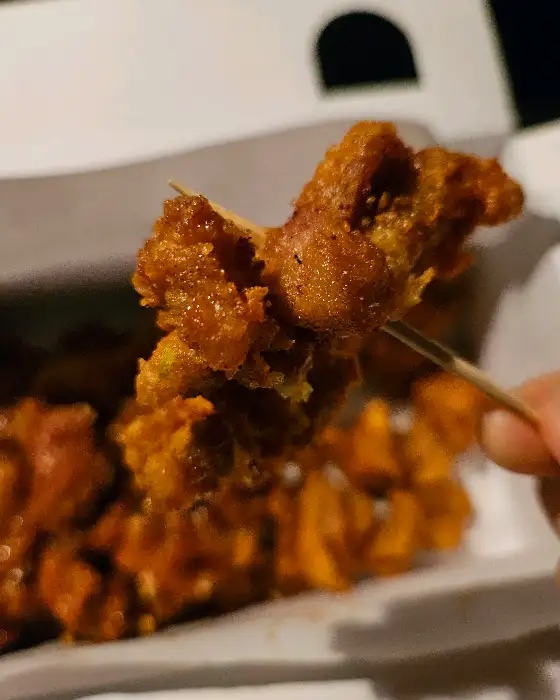 포크에 꽂힌 닭강정 한 조각