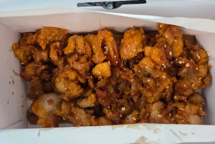 푸짐하게 담긴 닭강정