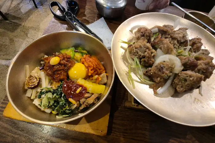 고궁수라간 비빔밥과 떡갈비