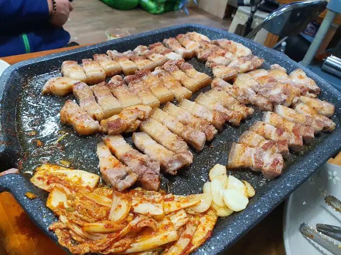 푸짐하게 담긴 순대국