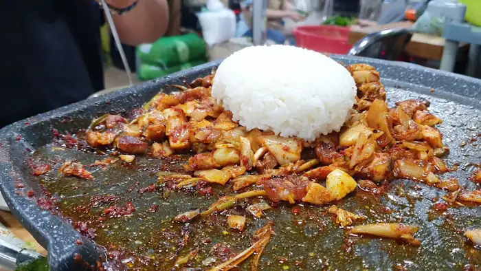 빨간 양념 고기와 밥 메뉴