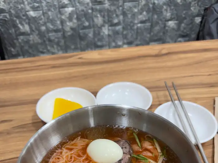 밀면 한 그릇과 곁들임 반찬