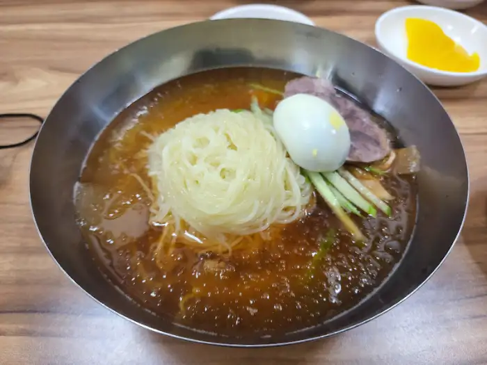 완성된 밀면 한 그릇