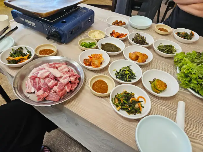 삼겹살과 반찬 한상차림