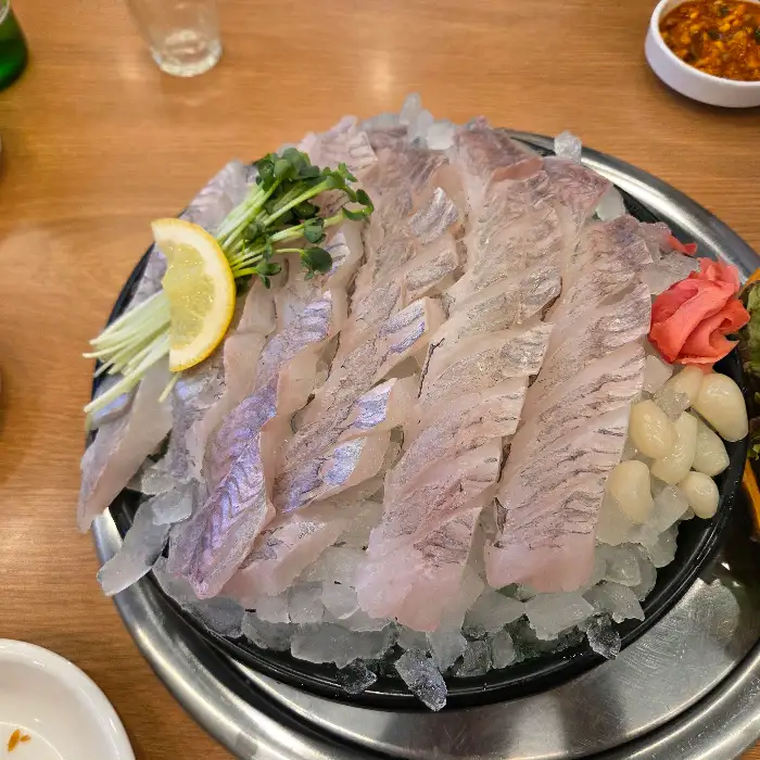 살짝 붉은 빛깔이 도는 도다리회