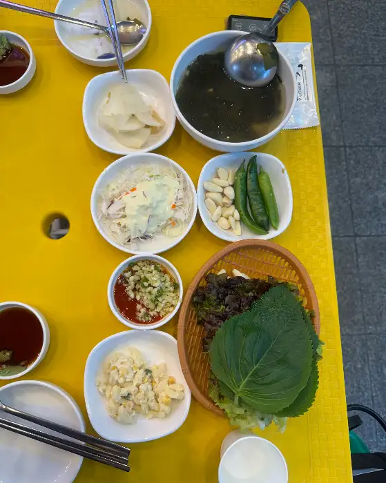 푸짐하게 차려진 기본 반찬과 쌈 채소
