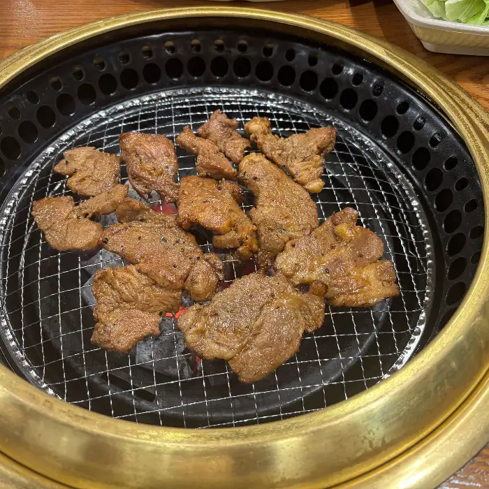 숯불 위에서 익어가는 돼지갈비