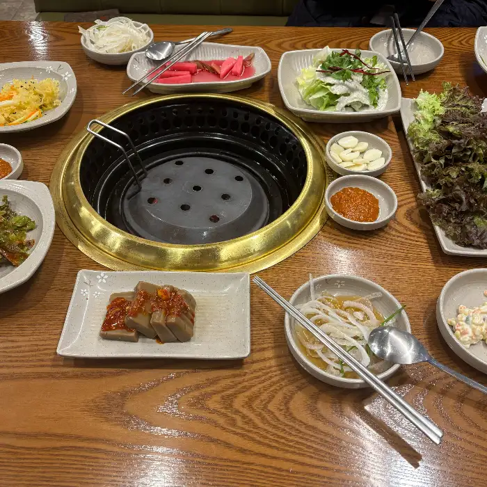 테이블에 차려진 다양한 음식들