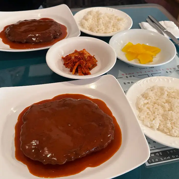김치치즈돈까스, 밥, 김치, 깍두기가 담긴 한 상차림