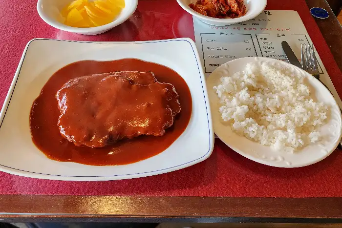 김치치즈돈까스, 밥, 김치, 깍두기가 담긴 전체적인 모습