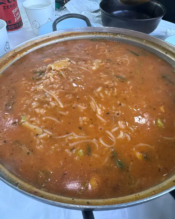 팔팔 끓고 있는 어죽