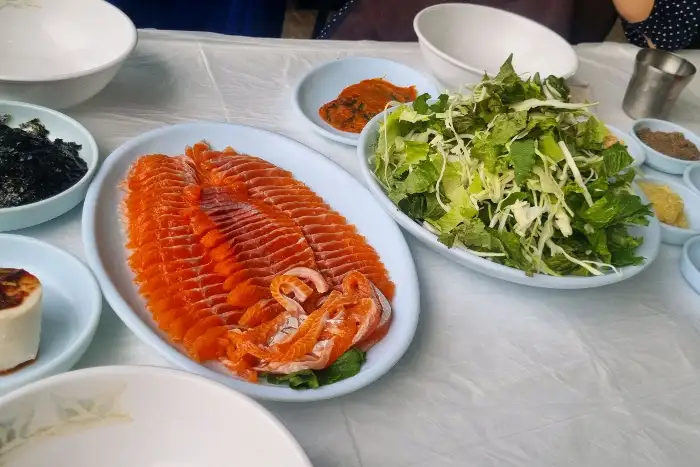 신선한 송어회 한상차림