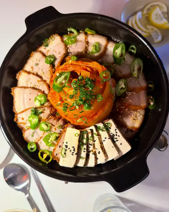 수육튀김과 김치찜이 함께 나온 모습