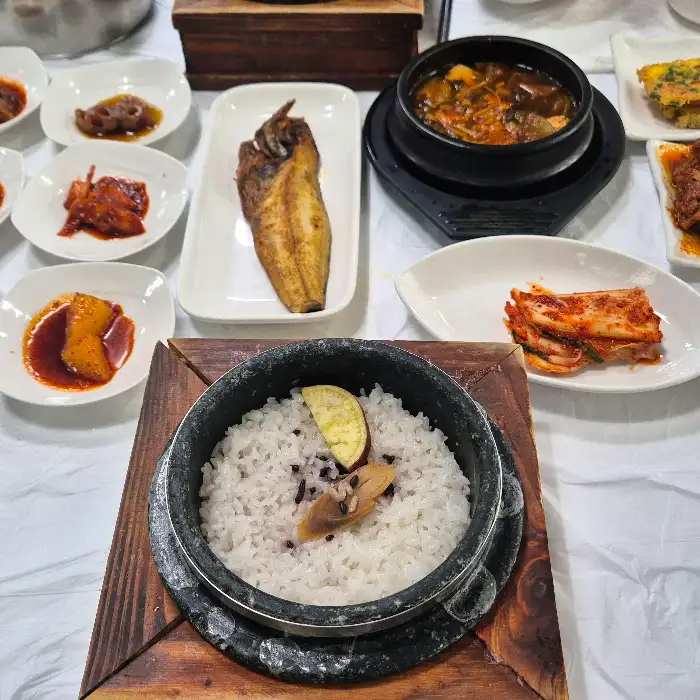 돌솥밥과 국, 생선 구이 등 메인 메뉴