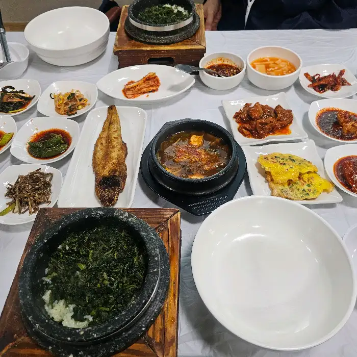 다양한 밑반찬이 차려진 모습 (2)
