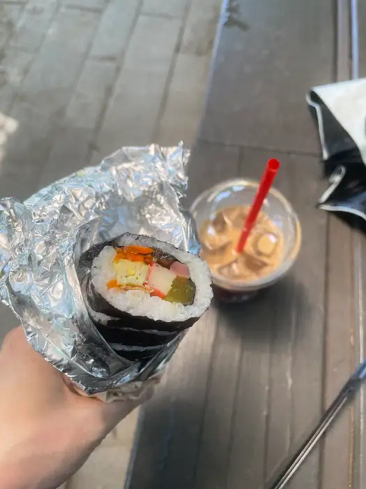 포장된 김밥과 커피
