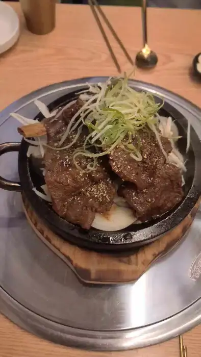 특제 소스에 버무려져 지글지글 끓고 있는 석갈비