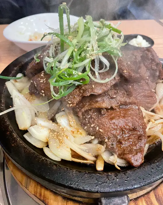 푸짐한 양념 갈비가 쌈 채소, 밥과 함께 나온 모습