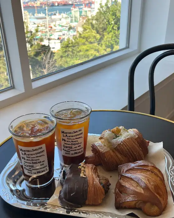 몽벨쉘터 2층 창가 자리