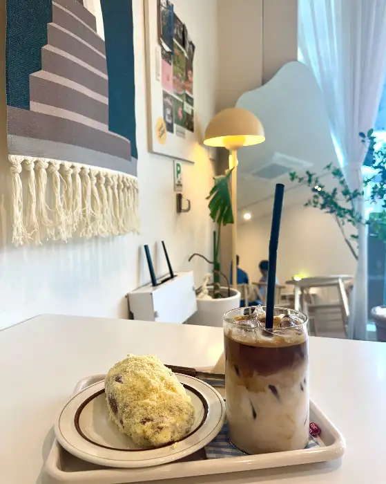 아이스 라떼와 소금빵의 근접 사진